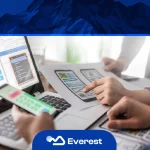 تطوير تطبيقات الجوال في السعودية مع عرض تصميم واجهات التطبيقات على هاتف ذكي وخطوات تحويل الفكرة إلى تطبيق احترافي.